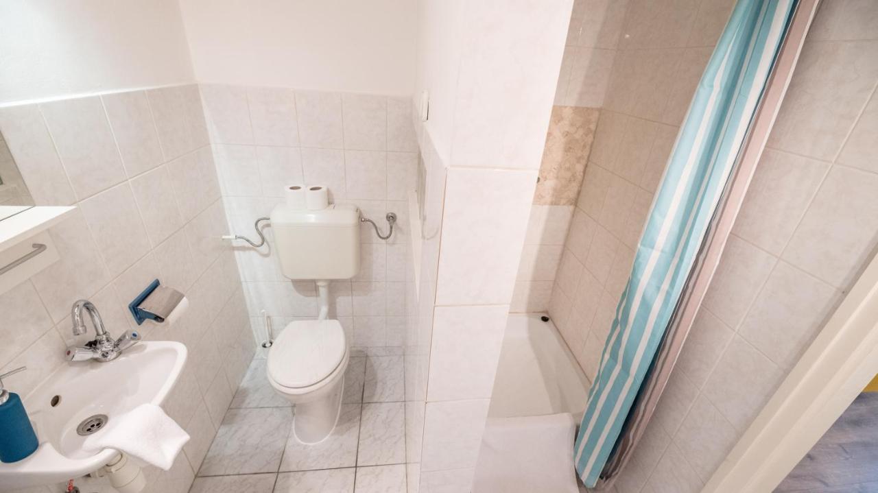 Central Quiet Studio B&B, Airport Connection Budapest Bagian luar foto