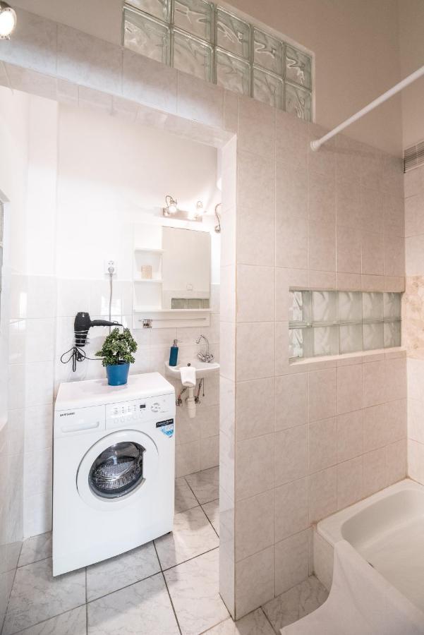 Central Quiet Studio B&B, Airport Connection Budapest Bagian luar foto