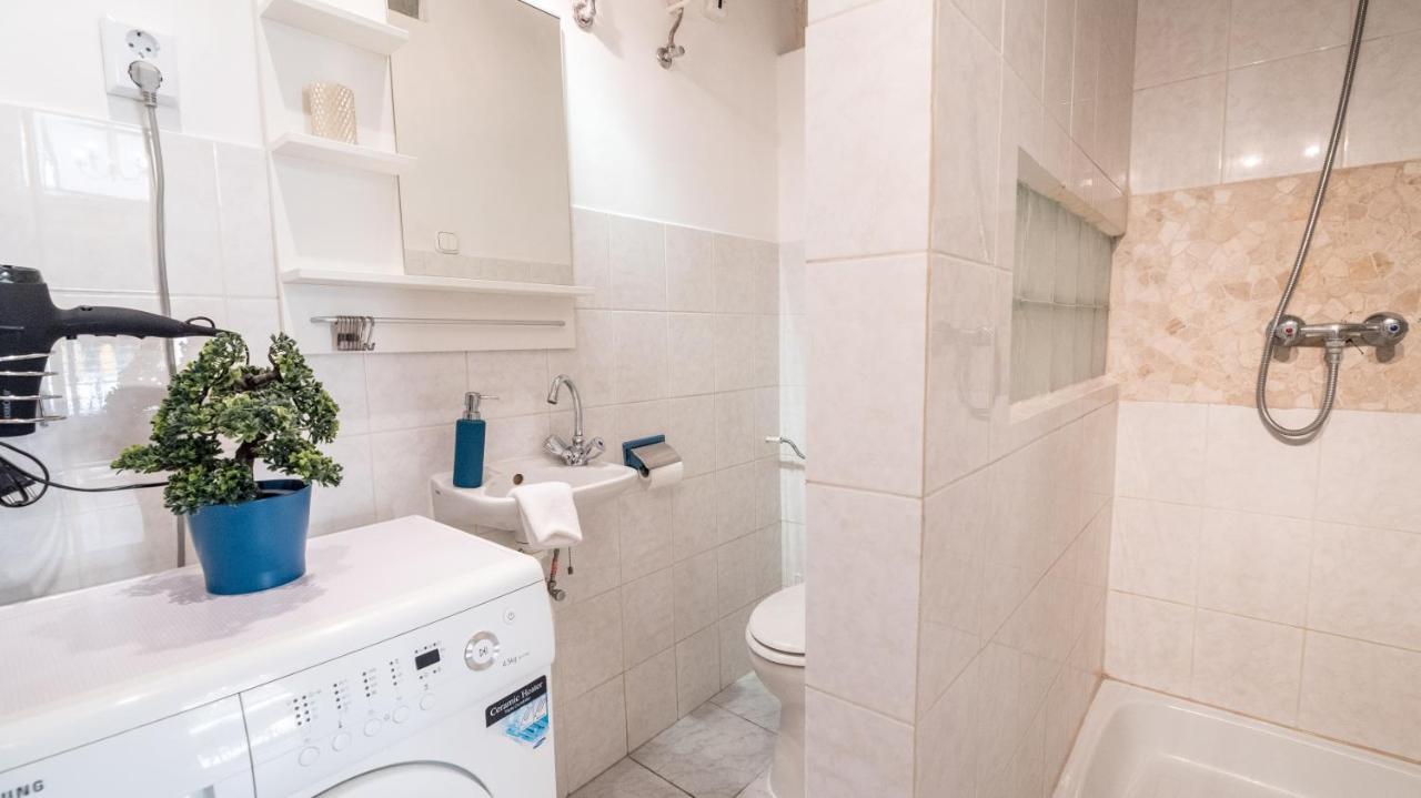 Central Quiet Studio B&B, Airport Connection Budapest Bagian luar foto